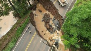 Alerta! Cratera divide rodovia ao meio em Santa Catarina