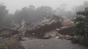 Consequência da chuva: prédio desaba no Rio Grande do Sul