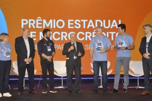 Fomento Paraná homenageia Ibrahim Fayad em encontro dos agentes de crédito