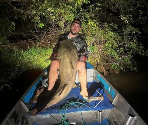 Pesca Noturna: Empresário fisga jaú gigante, de mais de 60 kg