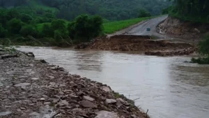 Sonho de 30 anos, ponte recém-inaugurada foi por água abaixo
