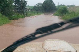 Estrada rural é interditada por conta de alagamentos no PR