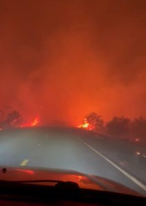 Impressionante: motoristas atravessam “corredor de fogo” no Pantanal