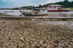Com seca no Norte, ribeirinhos têm dificuldade para se locomover
