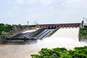 Com redução no volume d’água, Itaipu passa a operar vertedouro em calha de menor capacidade