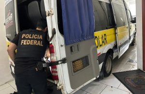 Olha o flagrante! Van escolar é apreendida com carga de bebidas ilegais