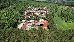 Realização de um sonho: famílias da área rural de Cascavel recebem documentação da casa própria