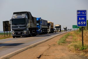 Reativação de balanças prejudica logística de grãos e afeta caminhoneiros, diz Aprosoja