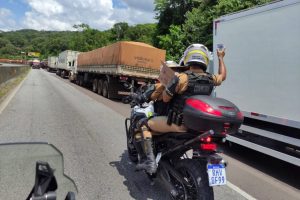 Com interdição da BR-277 após tombamento de caminhão com óleo de soja, famílias que estão na fila recebem auxílio