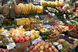Preços de alimentos e bebidas caem 2,59% em 12 meses