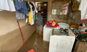 Fortes chuvas causam inundações em vila próximo à córrego