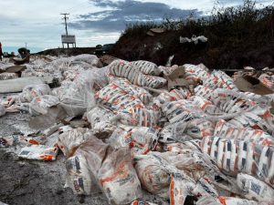 Carreta com 31 toneladas de farinha tomba no Paraná