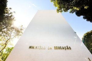 Frentes parlamentares pedem adiamento da Conferência Nacional de Educação e criticam viés ideológico