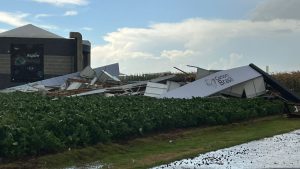 Vendaval derruba estrutura de dia de campo e deixa 5 pessoas feridas