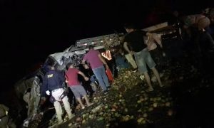 Caminhão de manga e ônibus se envolvem em acidente e deixam 25 mortos