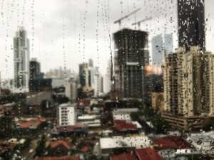 Nova frente fria chega ao Paraná trazendo chuva e risco de temporais