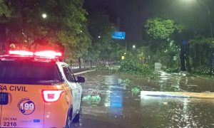 Chuva causa uma morte e deixa milhares sem energia Rio Grande do Sul