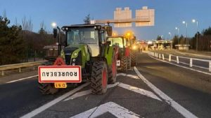 Rodovias de Paris são bloqueadas por agricultores franceses em protesto