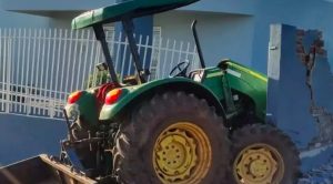 Homem furta trator do trabalho, visita amigos e bate máquina contra muro
