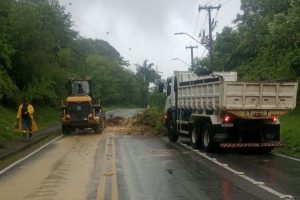 Após queda de barreira, PR-412 em Guaratuba está interditada; ferry boat segue operando