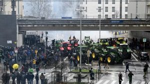 Agricultores vão às ruas de Bruxelas e começam novo protesto