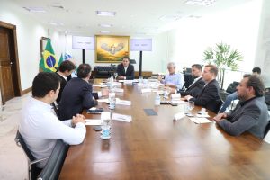 Governo do PR avalia parcerias com multinacional pioneira em sistema de irrigação