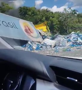 Ovos ficam espalhados em rodovia e veículos pegam fogo após acidente