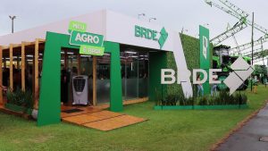 BRDE assina R$ 705 milhões em contratos e repasses de recursos no Show Rural
