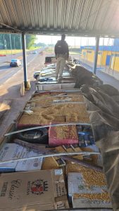 300 mil maços de cigarros contrabandeados são encontrados em meio a carga de milho