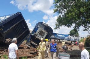 Carreta fura sinal vermelho e é atingida por trem carregado com soja no PR