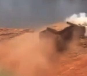 Vídeo: bitrem desgovernada cai no Rio Xingu e motorista se joga do veículo