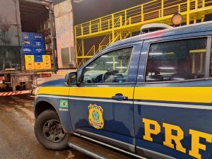 PRF apreende 12 mil garrafas de cerveja falsificadas no Paraná