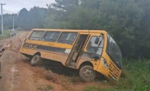 Ônibus do transporte escolar rural tomba com 14 crianças a bordo