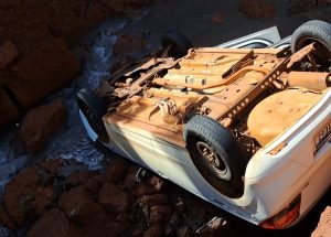 Chuva abre cratera e carro é engolido no Paraná