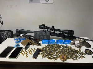 Avião cai em milharal e dois suspeitos são presos transportando armas e munições