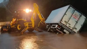 Arroios transbordam e rios sobem; Alerta é de muita chuva vindo!