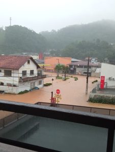 Chuva intensa deixa Guaramirim com ruas alagadas