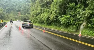 BR-277 é totalmente bloqueada após desmoronamento