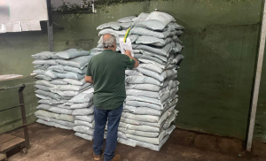 Fiscais autuam empresas por fertilizantes irregulares em SP