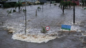 Chuva soma quase 300 MM, não para e nova enchente pode ser grave