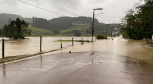 Rios transbordam e enchentes atingem também Santa Catarina