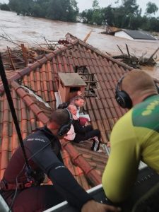 Casal é resgatado de helicóptero no telhado de casa no Rio Grande do Sul