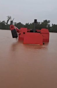 Rebanho é levado pela enchente e máquinas agrícolas surgem boiando na correnteza