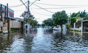 Canoas ordena evacuação de 11 bairros; 50 mil pessoas estão nas áreas de risco
