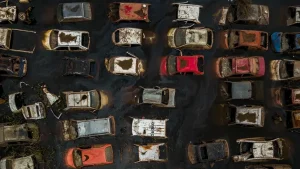 Enchente cria “cemitérios de automóveis” em POA
