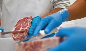 Empresas vão doar 2 milhões de quilos de carne ao RS