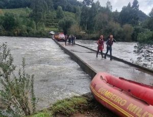 Carro é arrastado e trabalhador desaparece em rio em SC