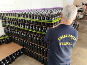 32 mil litros de vinho falsificado são apreendidos em fábrica clandestina