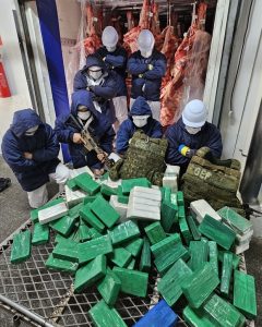 Polícia apreende 159 tabletes de cloridrato de cocaína em caminhão frigorífico