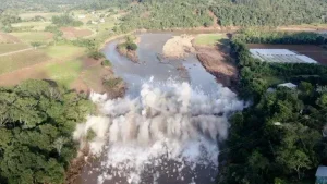 Impressionante: Após colapso, ponte é implodida